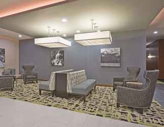Lobby 2 La Quinta Inn & Suites by Wyndham Morgantown