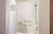 In-room Bathroom 3 La Quinta Inn & Suites by Wyndham Morgantown