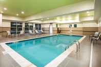 Swimming Pool La Quinta Inn & Suites by Wyndham Morgantown