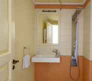 In-room Bathroom 4 Hydras Chromata