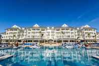 Kolam Renang The Beach Club at Charleston Harbor Resort and Marina