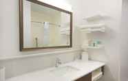 Toilet Kamar 4 Hampton Inn & Suites Stillwater West