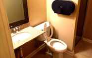 In-room Bathroom 4 DC International Hostel 2