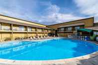 Swimming Pool SureStay Hotel by Best Western Wenatchee