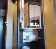 In-room Bathroom 5 Ibis Budget Coutances