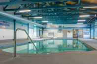 Swimming Pool Crown Resorts at the Poconos