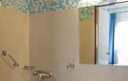 In-room Bathroom 7 Pella