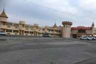 Exterior Camelot INN