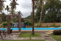 สระว่ายน้ำ Lanta Wanida Resort