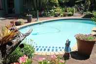Swimming Pool La Rochelle Inn