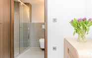 Toilet Kamar 5 Richmond Ibis House Apartments by Flying Butler