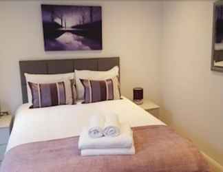 Bedroom 2 London Bridge – Tooley St by Flying Butler