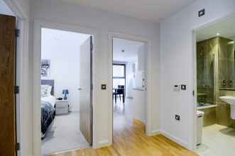 Bedroom 4 London Bridge – Tooley St by Flying Butler