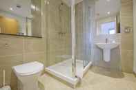 In-room Bathroom London Bridge – Tooley St by Flying Butler