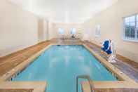 สระว่ายน้ำ Microtel Inn & Suites By Wyndham Perry