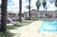 Swimming Pool Town & Country Motor Inn