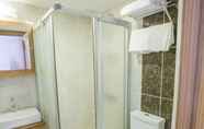 Toilet Kamar 2 Grand Istanbul Airport Hotel