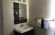 In-room Bathroom 4 Howard Johnson by Wyndham Grande Prairie