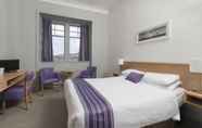 Kamar Tidur 7 The Broadway Park Hotel