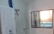 In-room Bathroom 4 Hotel Dinastia Real Neiva