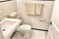 Toilet Kamar Amazing Studio in the Heart of Manhattan