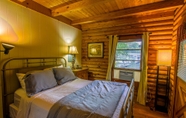 Bilik Tidur 3 Mountainaire Inn and Log Cabins