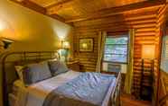 Bedroom 3 Mountainaire Inn and Log Cabins