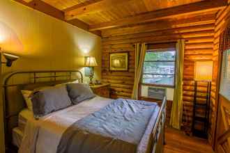 Bedroom 4 Mountainaire Inn and Log Cabins