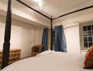 Bedroom 2 The Holford Arms - Campground