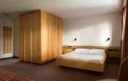 Bedroom 5 Apartments Lores