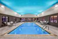 Swimming Pool La Quinta Inn & Suites by Wyndham Kearney