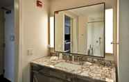 Toilet Kamar 6 Hilton Garden Inn Detroit Troy