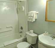 Toilet Kamar 6 Skyline Motel & Campus Inn