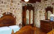 Bedroom 7 Lithos Traditional Houses