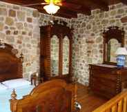 Bedroom 7 Lithos Traditional Houses