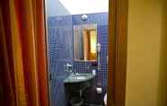 In-room Bathroom 5 Hotel Lella
