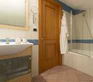 In-room Bathroom 6 Tetto Fiorito