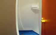 Toilet Kamar 7 hotelF1 Roissy CDG
