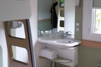 In-room Bathroom ibis budget Bourges