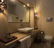 In-room Bathroom 4 Katogi Averoff Hotel & Winery