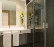 In-room Bathroom 5 Hotel Spa Niwa