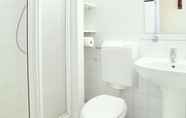 Toilet Kamar 4 Short Stay Group Residence Les Lilas Serviced Apartments