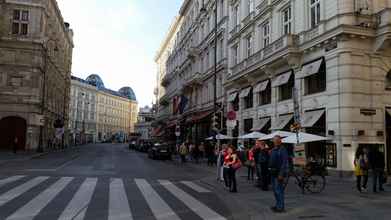 Exterior 4 Goldfisch Apartment Vienna Opera House