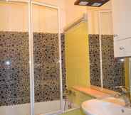 In-room Bathroom 7 Goldfisch Apartment Vienna Opera House