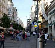 Exterior 2 Goldfisch Apartment Vienna Opera House