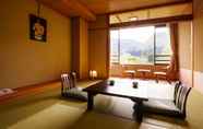 Bedroom 3 Hotel Hoho "A hotel overlooking the Echigo Plain and the Yahiko mountain range"