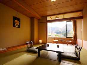 Bedroom 4 Hotel Hoho "A hotel overlooking the Echigo Plain and the Yahiko mountain range"