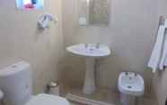 Toilet Kamar 6 Lagos Charming Villas