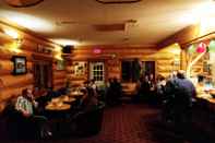 Quầy bar, cafe và phòng lounge Northern Rockies Lodge