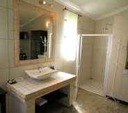 In-room Bathroom 6 Winterton Country Lodge at Rose Cottage
